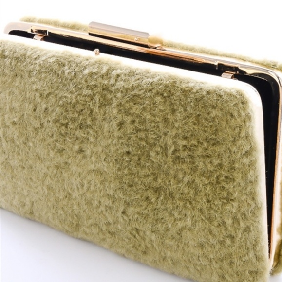 GWEN FUZZY RECTANGLE FAUX FUR CLUTCH DUSTY PINK - Picture 3 of 5